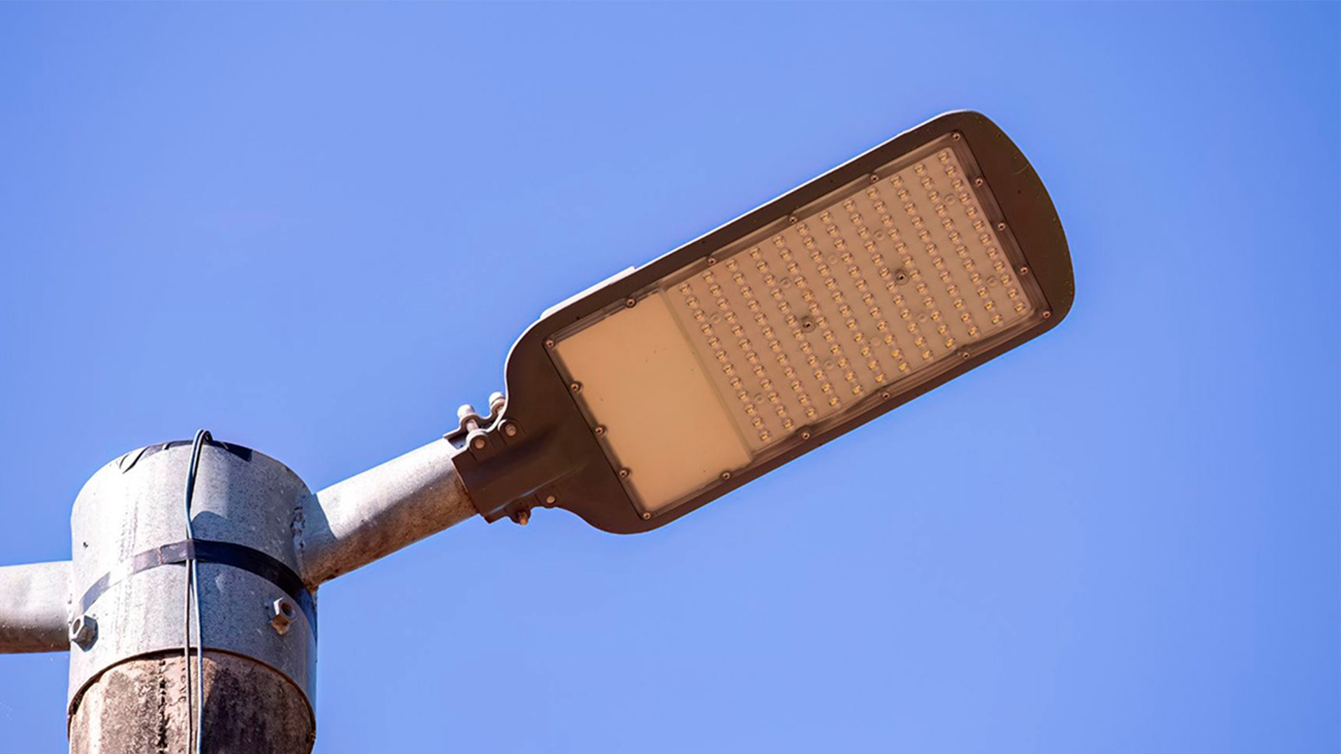 Lots 1, 2 i 3. Subministrament de llumeneres de tecnologia LED i altres elements relacionats amb l’enllument públic