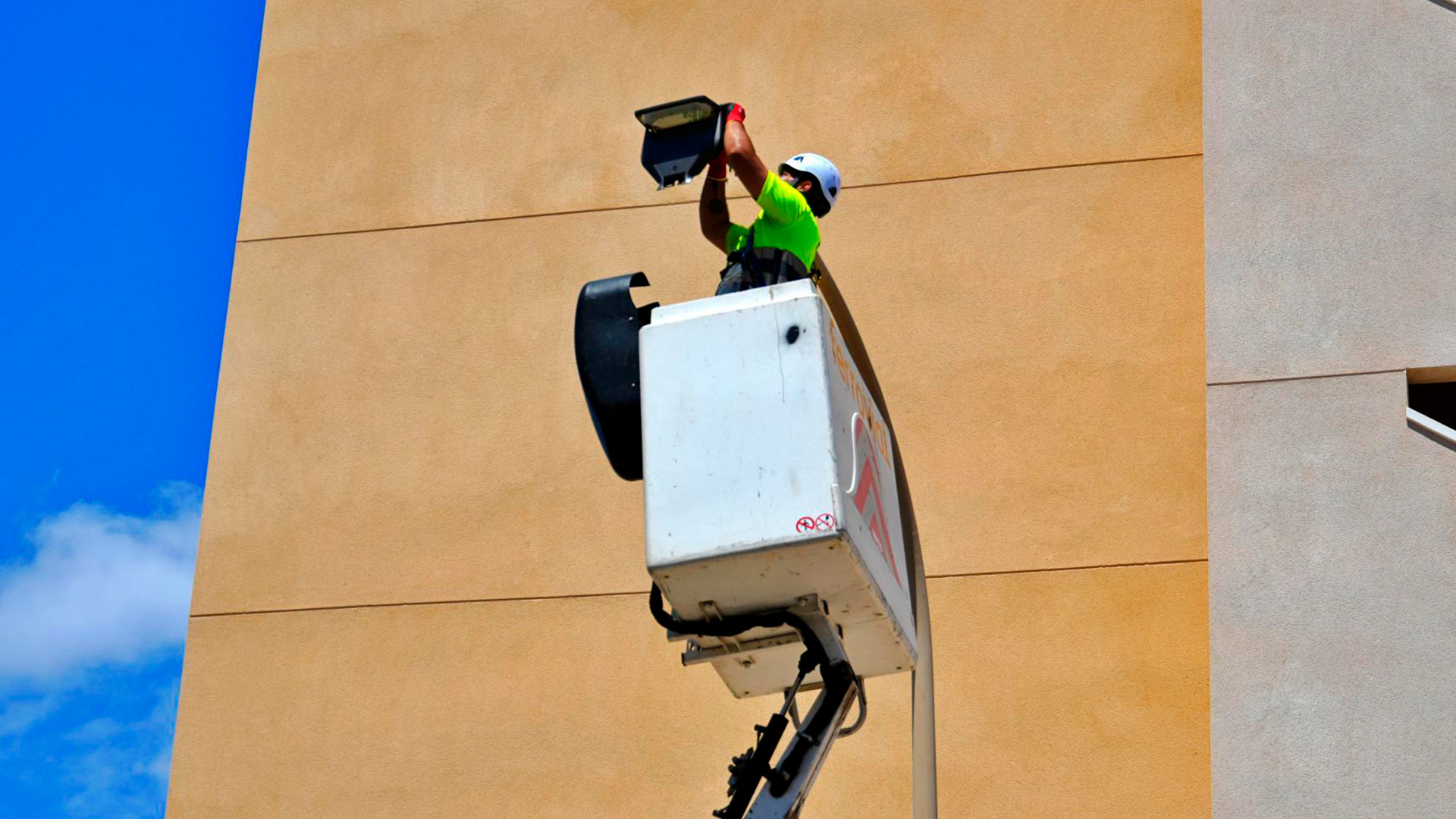 Lots territorials del 4 al 26. Subministrament i instal·lació de llumeneres de tecnologia LED i altres elements relacionats amb l’enllumenat públic