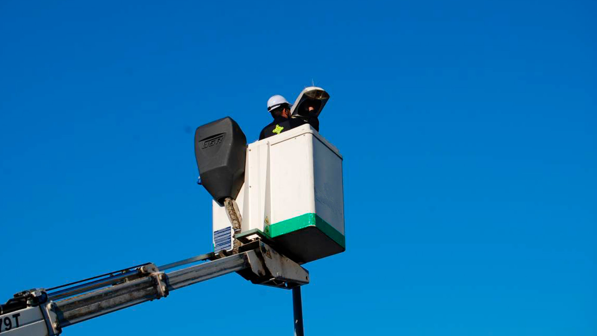 Lots territorials del 27 al 49. Subministrament i instal·lació i manteniment de llumeneres de tecnologia LED i altres elements